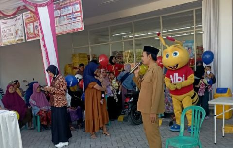 Selama menunggu antrian untuk mendapatkan dari program, ibu dan anak anak dihibur oleh maskot boneka Albi dari Alfamart