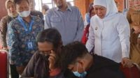 Gubernur Jawa Timur, Khofifah Indar Parawansa meninjau pelaksanaan Penerimaan Peserta Didik Baru (PPDB) tahap 1 jenjang SMA/ SMK Negeri Jawa Timur, di Kantor Dinas Pendidikan Jawa Timur, Jalan Raya Jagir Surabaya, Selasa (20/6/2023)