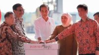 Gubernur Jawa Timur, Khofifah Indar parawansa, saat bersama Presiden RI, Joko Widodo, melakukan ground breaking proyek pembangunan pabrik foil tembaga PT Hailiang Nova Material Indonesia, di Kawasan Industri Java Integrated and Ports Estate (JIIPE), Gresik, Jawa Timur, Selasa (20/6/2023).