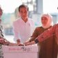 Gubernur Jawa Timur, Khofifah Indar parawansa, saat bersama Presiden RI, Joko Widodo, melakukan ground breaking proyek pembangunan pabrik foil tembaga PT Hailiang Nova Material Indonesia, di Kawasan Industri Java Integrated and Ports Estate (JIIPE), Gresik, Jawa Timur, Selasa (20/6/2023).