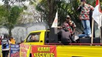 Warga Desa Mojoparon bersama LMPI, saat menggelar unjuk rasa PT MAS yang memproduksi minuman Ale-ale, Kamis (22/6/2023).