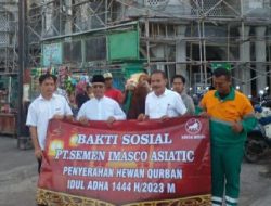 Humas PT Semen Imasco Asiantic bersama H Mashun ketua Masjid jami Kecamatan Puger