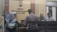 Sri Miaty (48) warga perumahan Graha Pesona Desa Modong , Tulangan Kabupaten Sidoarjo, Jawa timur, saat melaporkan ke Polsek Tulangan, Selasa (27/6/2023)