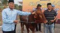 Kapolres Pasuruan AKBP Bayu Pratama saat menyerahkan hewankurban di halaman Rusun Polres Pasuruan, Kamis (29/6/2023)