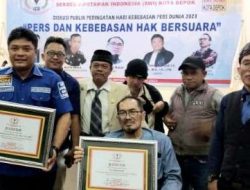 Pengacara Andi Tatang Supriyadi, S.E., S.H., M.H., CPL (paling kiri) menerima piagam penghargaan sebagai pemateri pada diskusi publik Pers dan Kebebasan Hak Bersuara yang digelar SWI kota Depok , Kamis (8/6/2023).