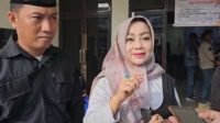Foto: Depok TV || Eni Sumarni ketika diwawancarai oleh media. (08/06/2023).