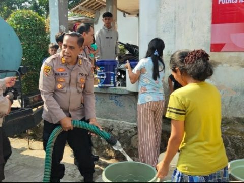 Jumat Curhat Polres Jember Salurkan Bantuan Air Bersih Untuk Warga