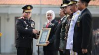 Gubenur Jawa Timur Khofifah lndar Parawansa terima penghargaan Tan Hana Dharma Mangrwa dari Polda Jatim lrjen Pol Dr Toni Harmanto.M.H.