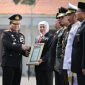 Gubenur Jawa Timur Khofifah lndar Parawansa terima penghargaan Tan Hana Dharma Mangrwa dari Polda Jatim lrjen Pol Dr Toni Harmanto.M.H.