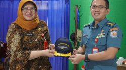 Kepala Diskominfo Provinsi Jatim (Kadiskominfo Jatim) , Sherlita Ratna Dewi Agustin bersama Kepala Dinas Penerangan (Kadispen) Koarmada II Surabaya, Kolonel Laut Widyo Sasongko. Kamis (6/7/2023)