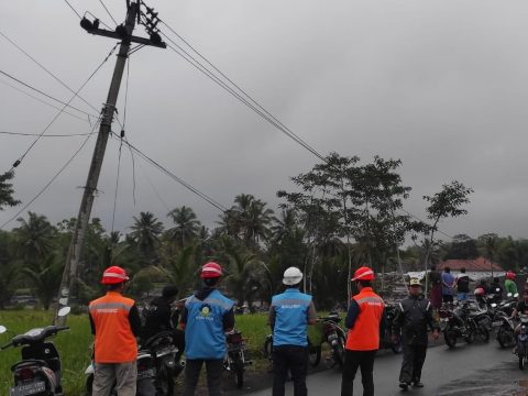 PLN gerak cepat perbaiki jaringan listrik yang rusak akibat diterjang banjir bandang lahar dingin gunung Semeru