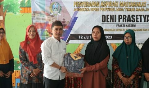 H. Deny Prasetya Bagikan Seragam Muslimat di Kecamatan Umbulsari 