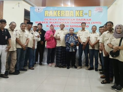 Kadis Kominfo kabupaten Sidoarjo Drs. Didik Tri Wahyudi, M.Si, (tengah) saat menghadiri Rakerda DPD SWI Sidoarjo di Foresta Resort Pasuruan, Jum'at (14/7/2023).