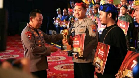 Kapolri Jendral Listyo Sigit Prabowo berikan hadia dan ucapan selamat kepada pemenang lombah konten kreative dan 1 lomba Wow Presisi Competition hari Bhayangkara ke 77