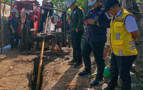 Para pekerja PT. Waskita Karya TBK, sedang melakukan pengeboran dan penyambungan pipa di Jln. Mayjend Sungkono Kecamatan Kebomas, Gresik.