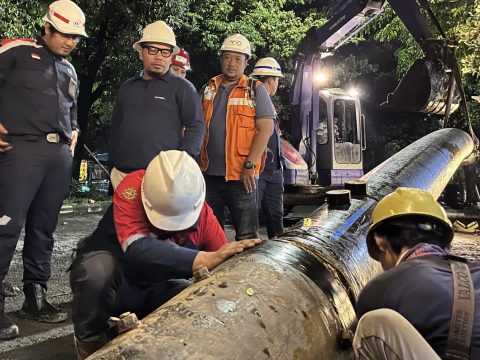 Para pekerja PT. Waskita Karya TBK, sedang melakukan pengeboran dan penyambungan pipa di Jln. Mayjend Sungkono Kecamatan Kebomas, Gresik.