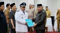 Walikota Depok, Mohammad Idris saat melantik 1055 ASN di Aula Edelweis, Balai Kota Depok, Senin (10/07/23). (Foto: Diskominfo).