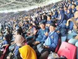 Ribuan massa pendukung Partai NasDem memadati Stadion Gelora Bung Karno (GBK), Senayan, pada acara Apel Siaga Perubahan NasDem, Minggu (16/7).
