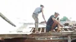 Saat perbaikan bagian atap rumah warga di Kampung Lio, Panmas kota Depok.