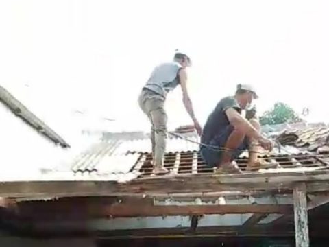 Saat perbaikan bagian atap rumah warga di Kampung Lio, Panmas kota Depok.