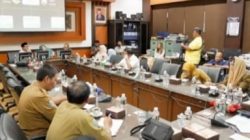 Wakil ketua Komisi E DPRD Jatim, Hikmah Bafaqih hearing dengan Dinas Pendidikan Provinsi Jatim diruang rapat komisi E