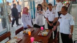 Kadispendik Jatim Aries Agung Paewai, S.STP, MM didampingi Kacabdin Pasuruan Dr. Hj. Mastini Ratna Dewi, M.pd saat berkunjung ke SMAN 1 Taruna Bangil, Pasuruan. Rabu (2/8)