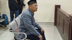 Mantan Bupati Sidoarjo Saiful illah, saat menjalani sidang perdananya di Tipikor Surabaya, Kamis (10/8).