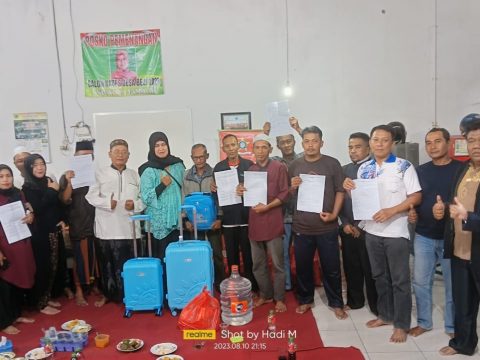 Calon Kepala Desa Beji Kecamatan Bangil Kabupaten Pasuruan, Uswatun Jamilah, SE saat mengadakan acara syukuran bersama tim suksesnya di Posko pemenangan Pilkades di Pogar kecamatan Bangil, Pasuruan, Kamis (10/8).