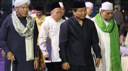 Kapolda Jatim Irjen Pol. Dr. Toni Harmanto, saat mengikuti shalawat Marhaban ya Rasulullah di Lapangan Apel Sarja Arya Racana Mapolres Pasuruan, Jum'at 11/8/2023) malam.