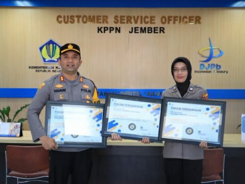 Kappler Jember AKBP Moh Nurhidayat sat menerim penghargaan kinerja Satker periode semester 1 tahun 2023 oleh KPPN Jember