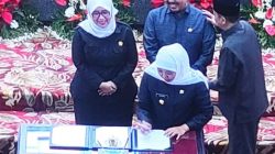 Gubernur Khofifah Indar Parawansa dan Wakil Ketua DPRD Jatim, Anwar Sadad, Anik Maslachah, dan Achmad Iskandar saat menyetujui dan mengesahkan Raperda Dana Cadangan Pilgub Jatim 2024 menjadi Perda