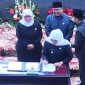 Gubernur Khofifah Indar Parawansa dan Wakil Ketua DPRD Jatim, Anwar Sadad, Anik Maslachah, dan Achmad Iskandar saat menyetujui dan mengesahkan Raperda Dana Cadangan Pilgub Jatim 2024 menjadi Perda
