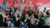 Muspika Kecamatan Puger bersama ibu-ibu panitia peserta perlombaan