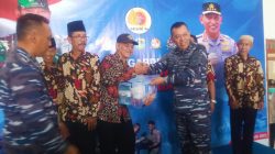 Pangkoarmada II, Laksamana Muda TNI Yayan Sofiyan, memberikan paket Sembako kepada salah seorang warga Bakti Sosial Altar 1989 TNI-Polri di wilayah Surabaya, Sabtu (26/8/2023)