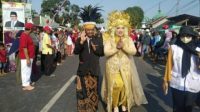 Kepala Desa Kasian Timur, Hariyanto  bersama istrinya saat ikuti karnaval dalam rangka HUT RI ke 78