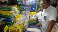 Kepala Divre Bulog Jatim, Ermin Tora saat melakukan pemantauan di Pasar Wonokromo Selasa (29/8/2023).