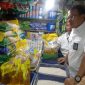 Kepala Divre Bulog Jatim, Ermin Tora saat melakukan pemantauan di Pasar Wonokromo Selasa (29/8/2023).