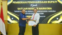 Bupati Jember H.Hendy Siswanto Saat Berikan Penghargaan Kepada AKP. Sugeng Iryanto SH. Satreskoba Polres Jember