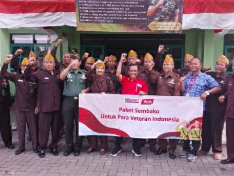 Alfamart cabang Jember membagikan paket sembakau kepada para pejuang veteran yang tergabung dalam Legiun Veteran Republik Indonesia ( LVRI )