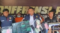 Kasat Reskrim Polres Pelabuhan Tanjung Perak, AKP Arief Rizky didampingi Kasi Humas Iptu Suroto saat konferensi pers pengungkapan pelaku pembobol Bank asal Ogan Komering Hilir, Rabu (30/8/2023)