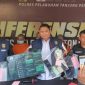 Kasat Reskrim Polres Pelabuhan Tanjung Perak, AKP Arief Rizky didampingi Kasi Humas Iptu Suroto saat konferensi pers pengungkapan pelaku pembobol Bank asal Ogan Komering Hilir, Rabu (30/8/2023)