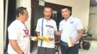 Bacaleg Partai Perindo untuk DPRD Provinsi Jawa Barat (Jabar) daerah pemilihan (Dapil) Kota Depok dan Kota Bekasi bersama Bacaleg DPRD Kota Depok Dapil 5 Cilodong-Tapos, Gaffar Rizani membagikan minyak goreng kepada salah seorang warga di Kecamatan Tapos, Kota Depok, Senin (7/8/2023). 