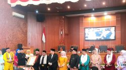 Ketua DPRD Kota Depok saat memberikan penghargaan kepada 11 Anggota Dewan