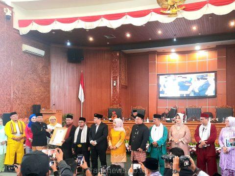 Ketua DPRD Kota Depok saat memberikan penghargaan kepada 11 Anggota Dewan
