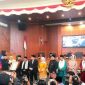 Ketua DPRD Kota Depok saat memberikan penghargaan kepada 11 Anggota Dewan