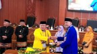 Bang Has saat menerima potongan tumpeng dari Wakil Ketua DPRD Depok, Tajudin Tabri