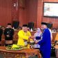 Bang Has saat menerima potongan tumpeng dari Wakil Ketua DPRD Depok, Tajudin Tabri