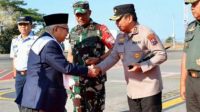 Polda Jatim lrjen Pol Dr  Toni Harmanto bersama Kodam V Brawijaya saat menyambut kedatangan Wapres KH Ma ruf Amin
