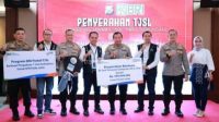 Kapolda Jatim Irjen Pol Dr. Toni Harmanto saat menerima CSR dari bank BRI di Lobby Gedung Patuh Lantai 2 Mapolda Jatim, Jumat (1/9/2923)