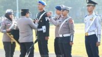 Kapolda Jatim, Irjen Pol Toni Hermanto menyematkan pin kepada petugas TNI, Lantas yang ditandai dimulainya Ops Zebra Semeru di Mapolda